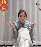 48岁马伊琍大女儿晒过年照穿豹纹紧身衣时髦又洋