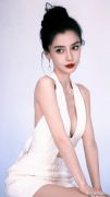 <b>杨颖写实照片：白色上衣勾勒的时髦魅力取姣好</b>
